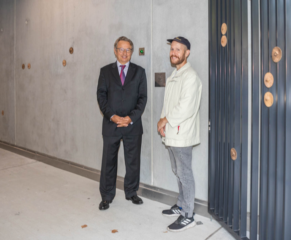 Arnaud de Jamblinne, directeur général de La Foncière et Paolo Wirz, artiste diplômé de la HEAD